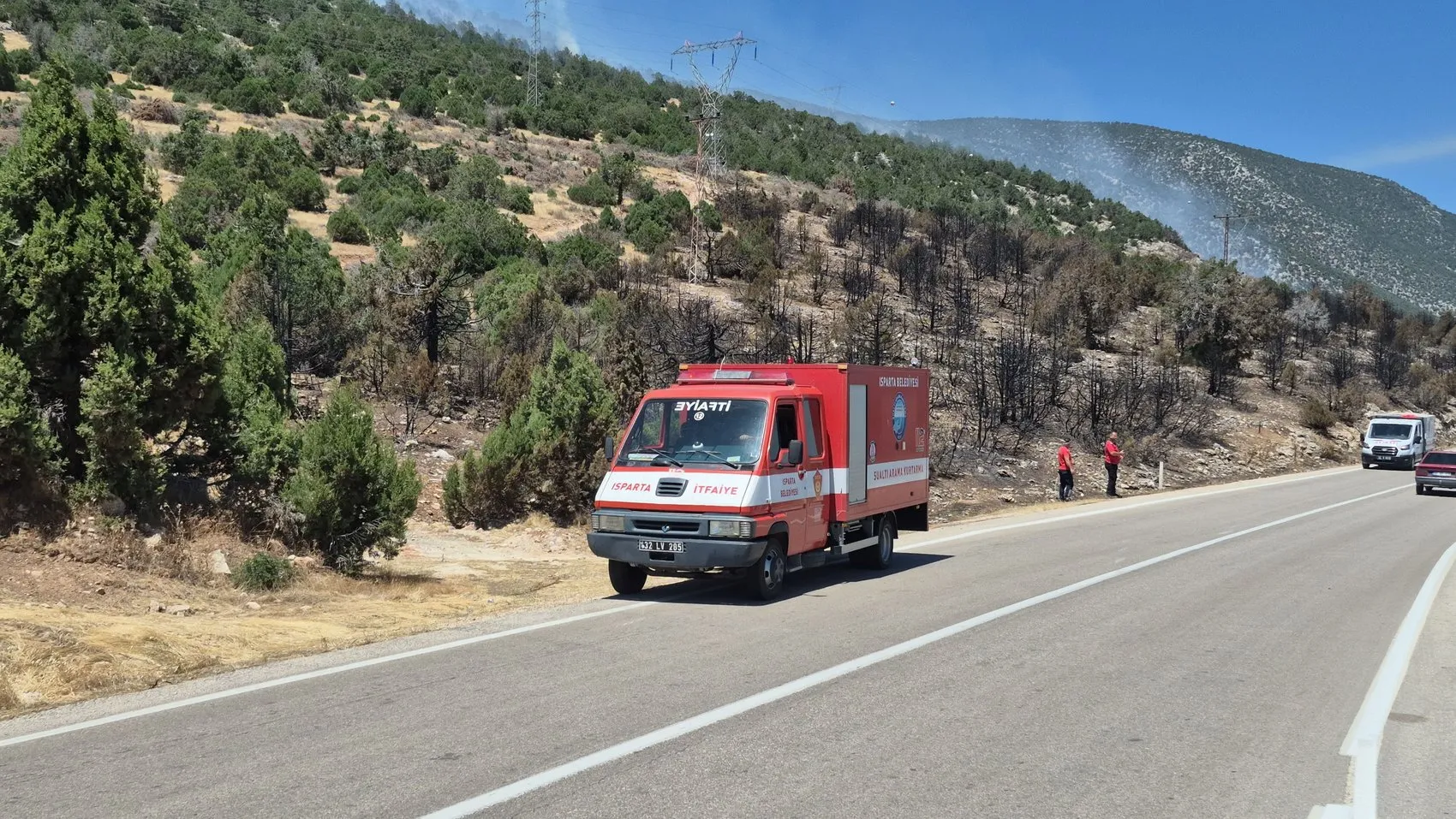 Eğirdir Gölü kıyısında iki noktada aynı anda yangın çıktı