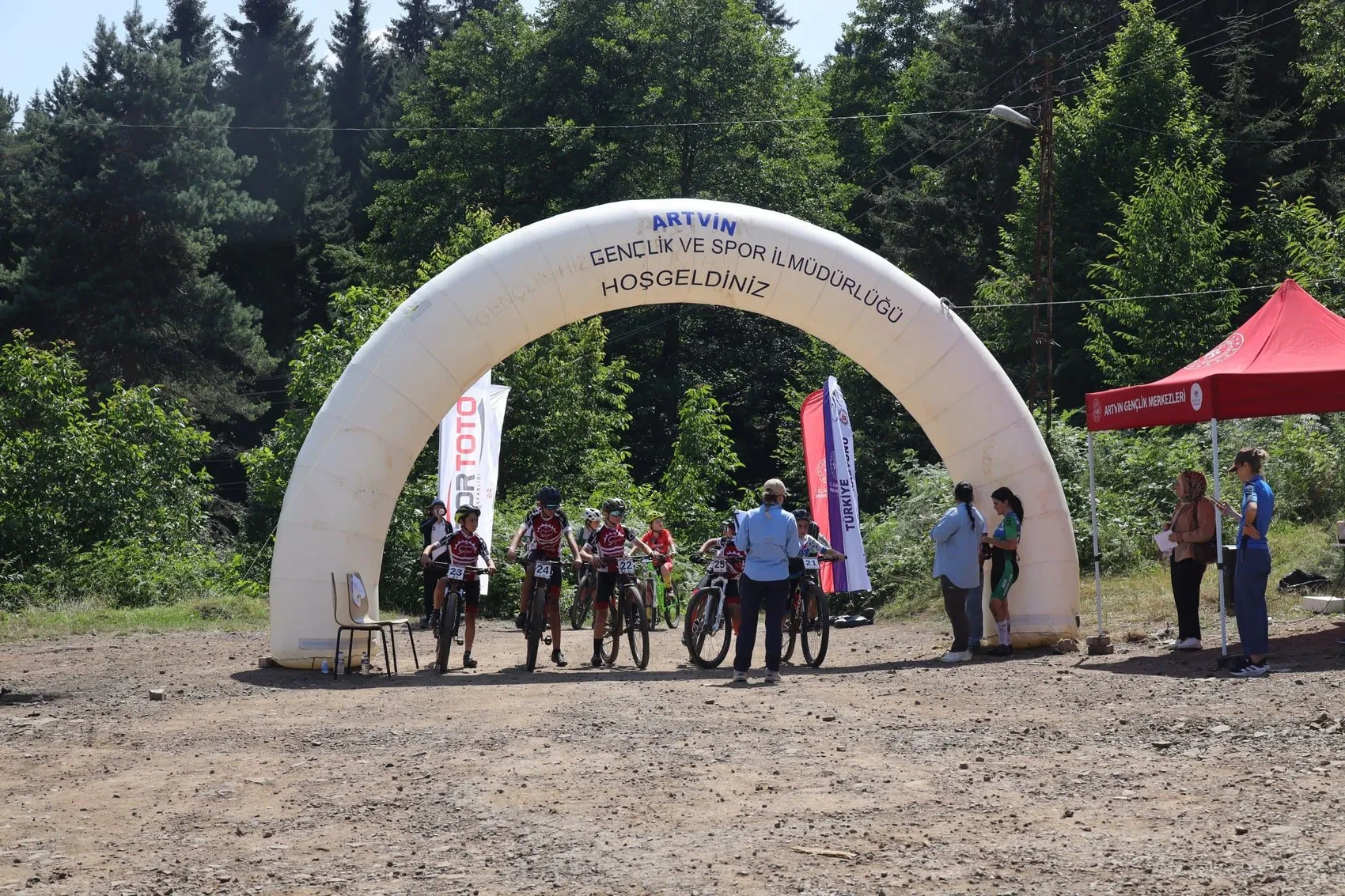 Artvin’in dik yamaçlarında 41 sporcu pedal çevirdi