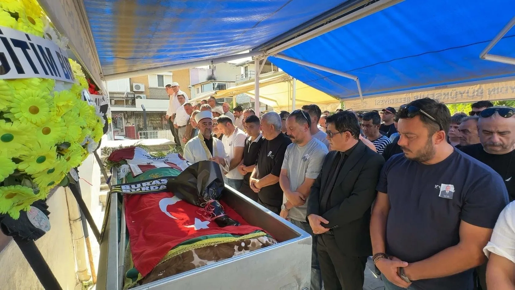 Kuşadası'ndaki fırtınalı günde hayatını kaybeden öğretmen toprağa verildi