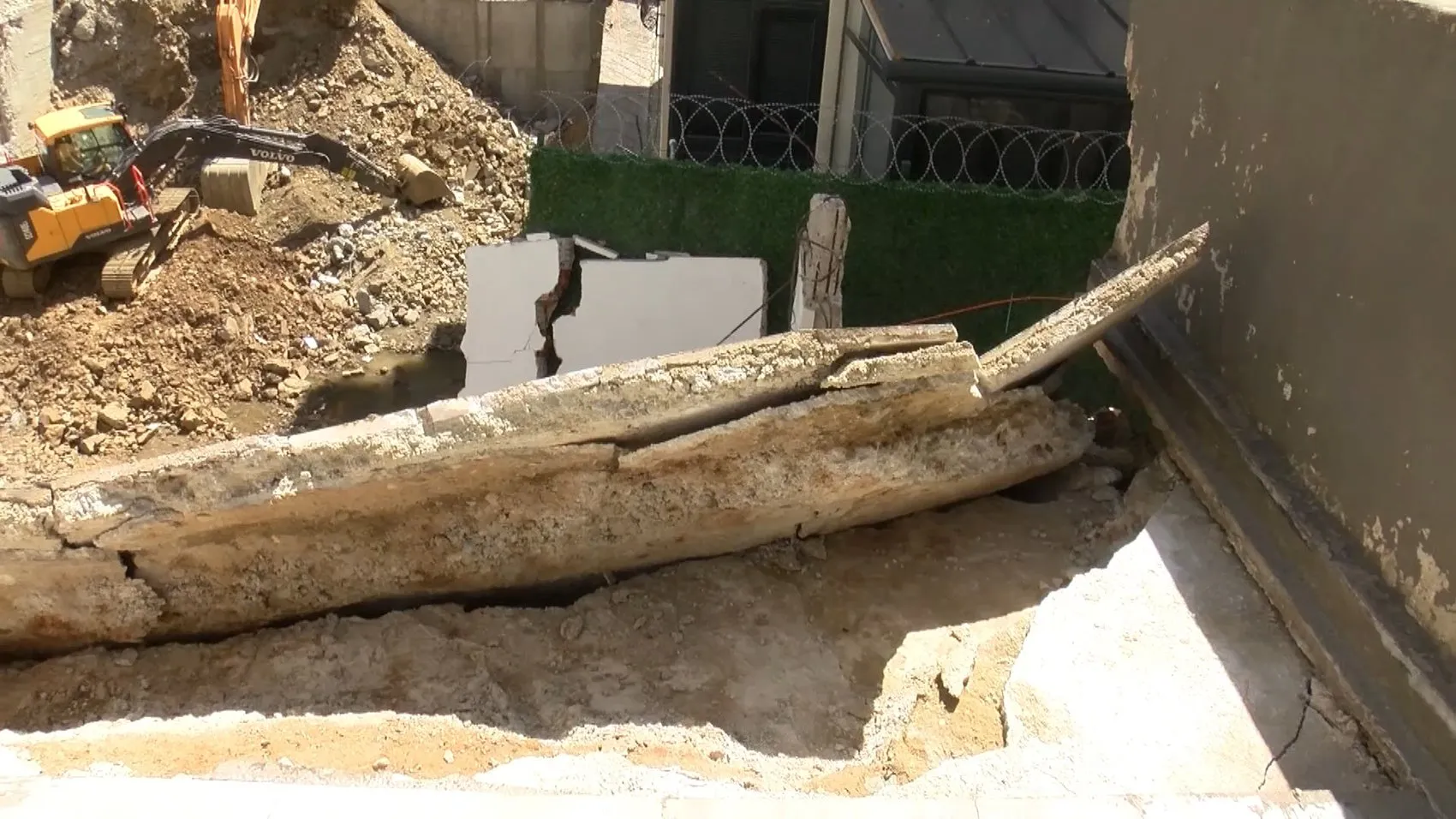 Kağıthane’de inşaat kazası Dozer balkonu yerle bir etti