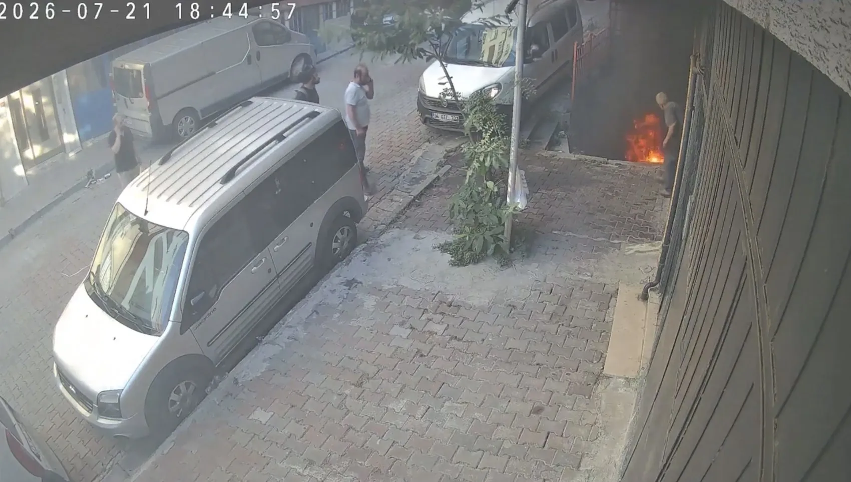 Kağıthane’de çocukların yaktığı lastik yangını mahalleyi dumana boğdu