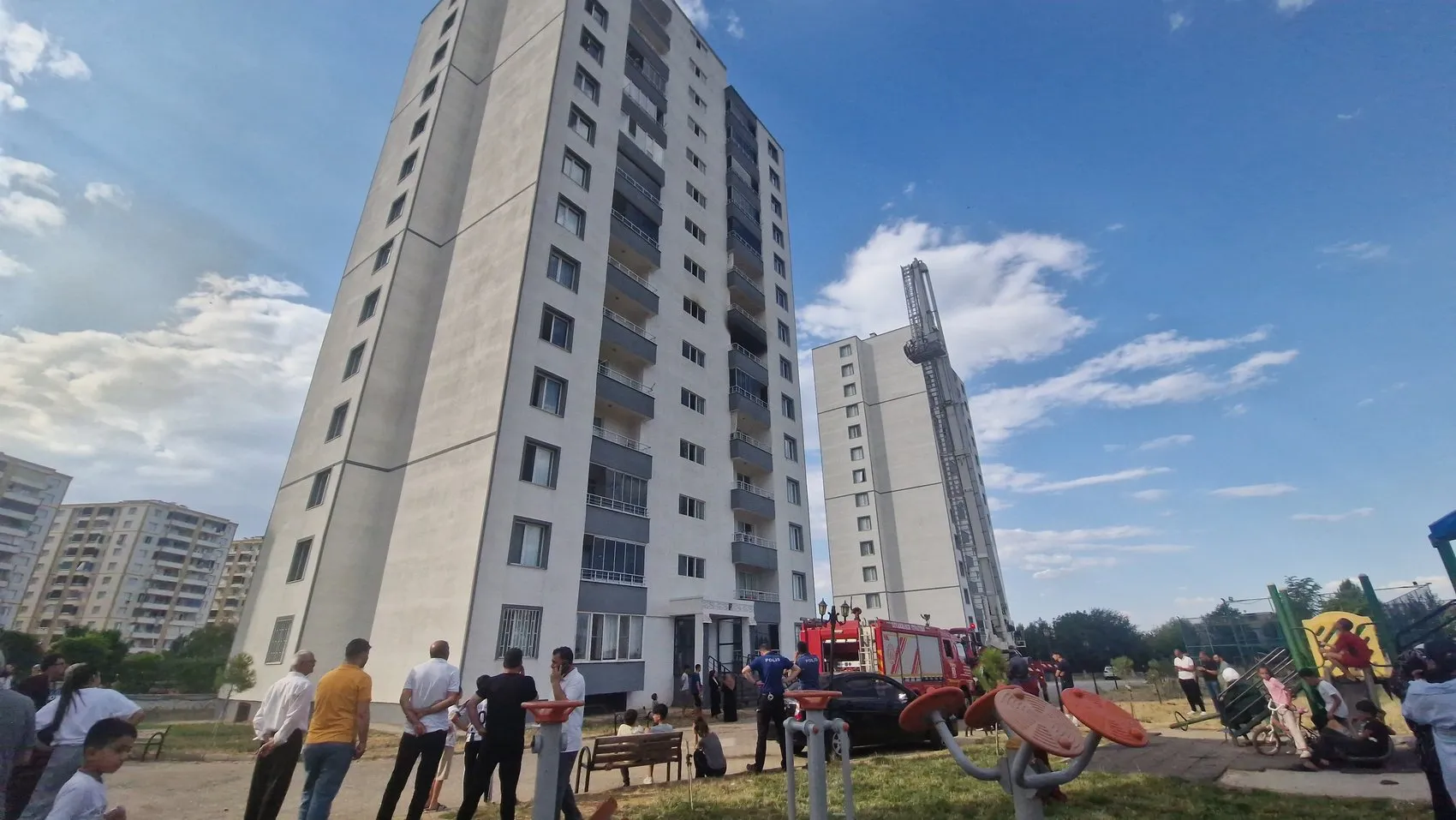 Diyarbakırda bir apartmanda yangın paniği