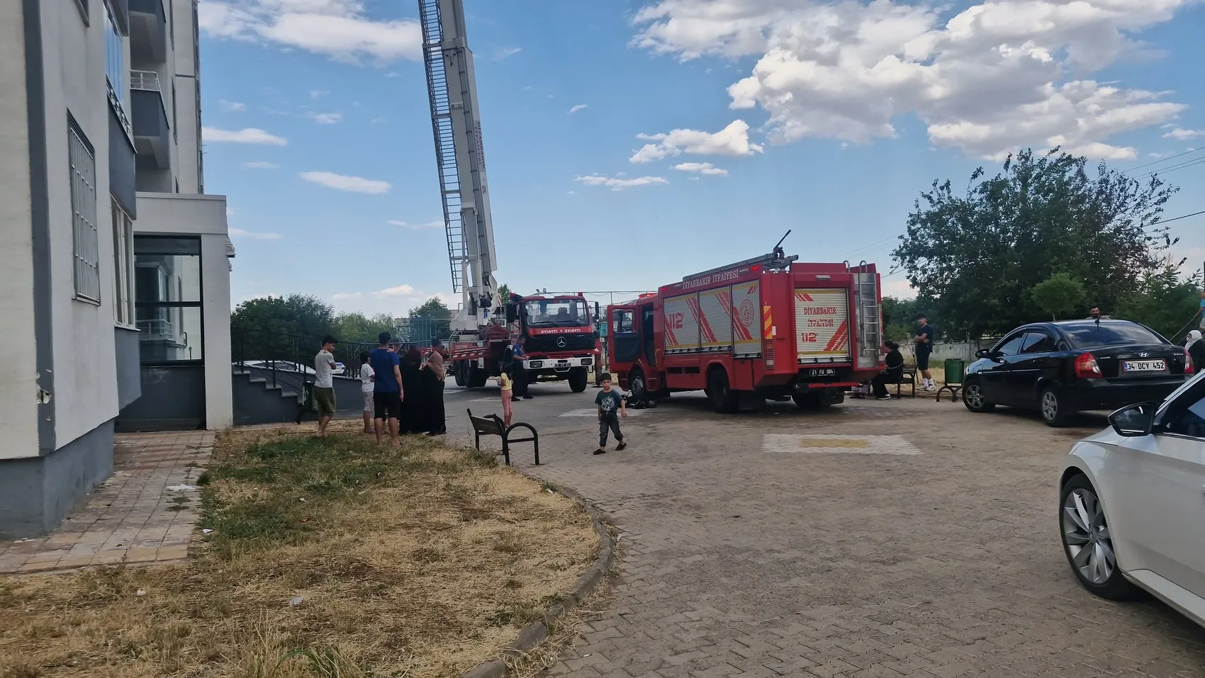 Diyarbakırda bir apartmanda yangın paniği