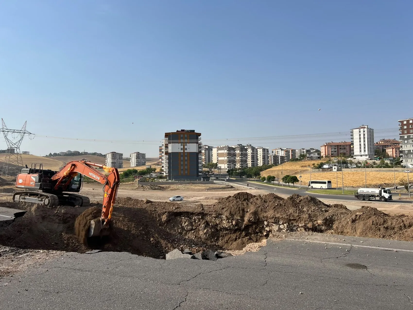 Batman'da dev su borusu patladı yol çöktü