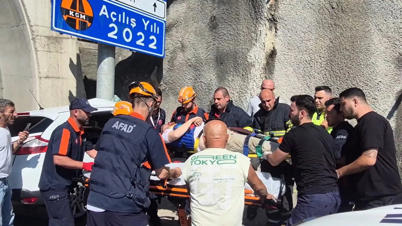 Zonguldak'ta tünel girişinde kaza yapan sürücü ağır yaralandı