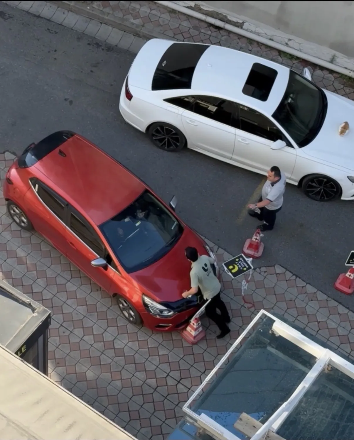 Kağıthane'de otopark kavgası Sürücü aracını valenin üzerine sürdü