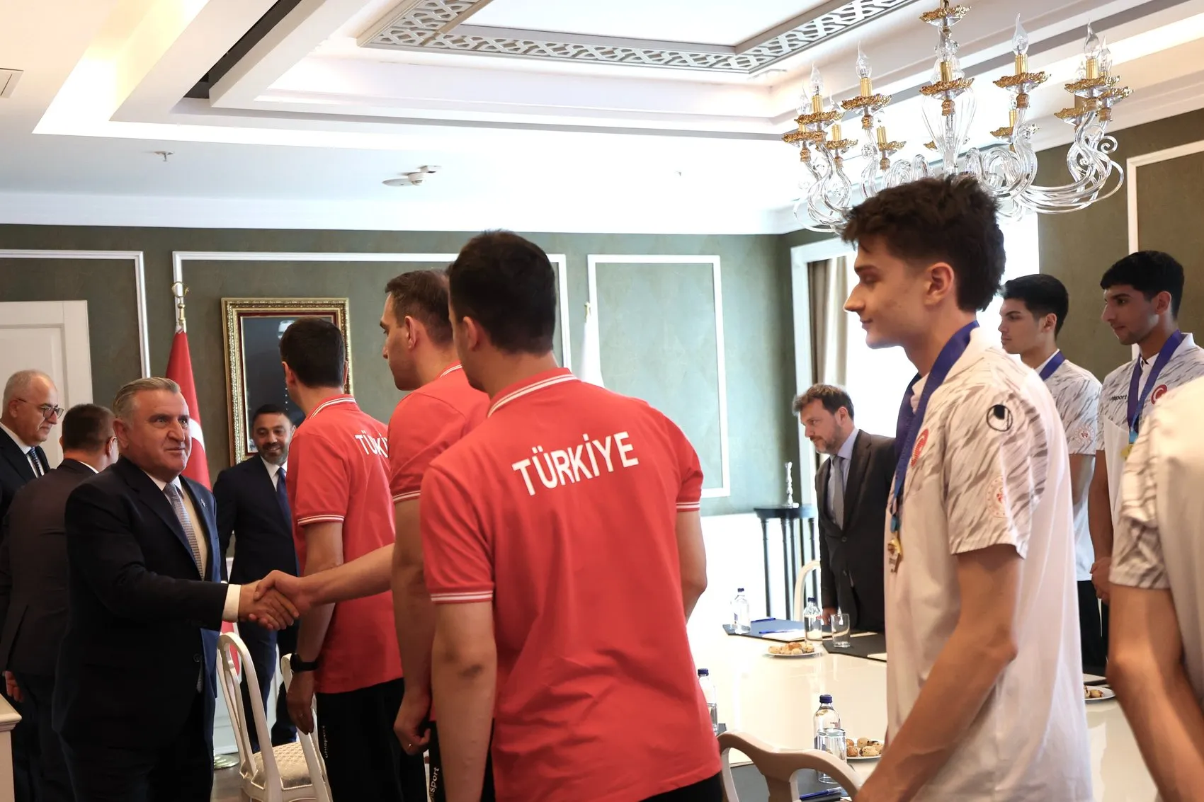 Genç voleybolcular dünya şampiyonu unvanıyla Ankara’ya döndü