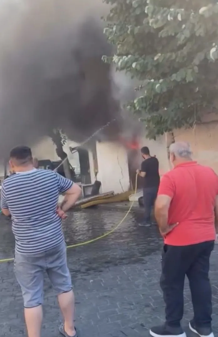 Beyoğlu’nda metruk binayı alevler sardı
