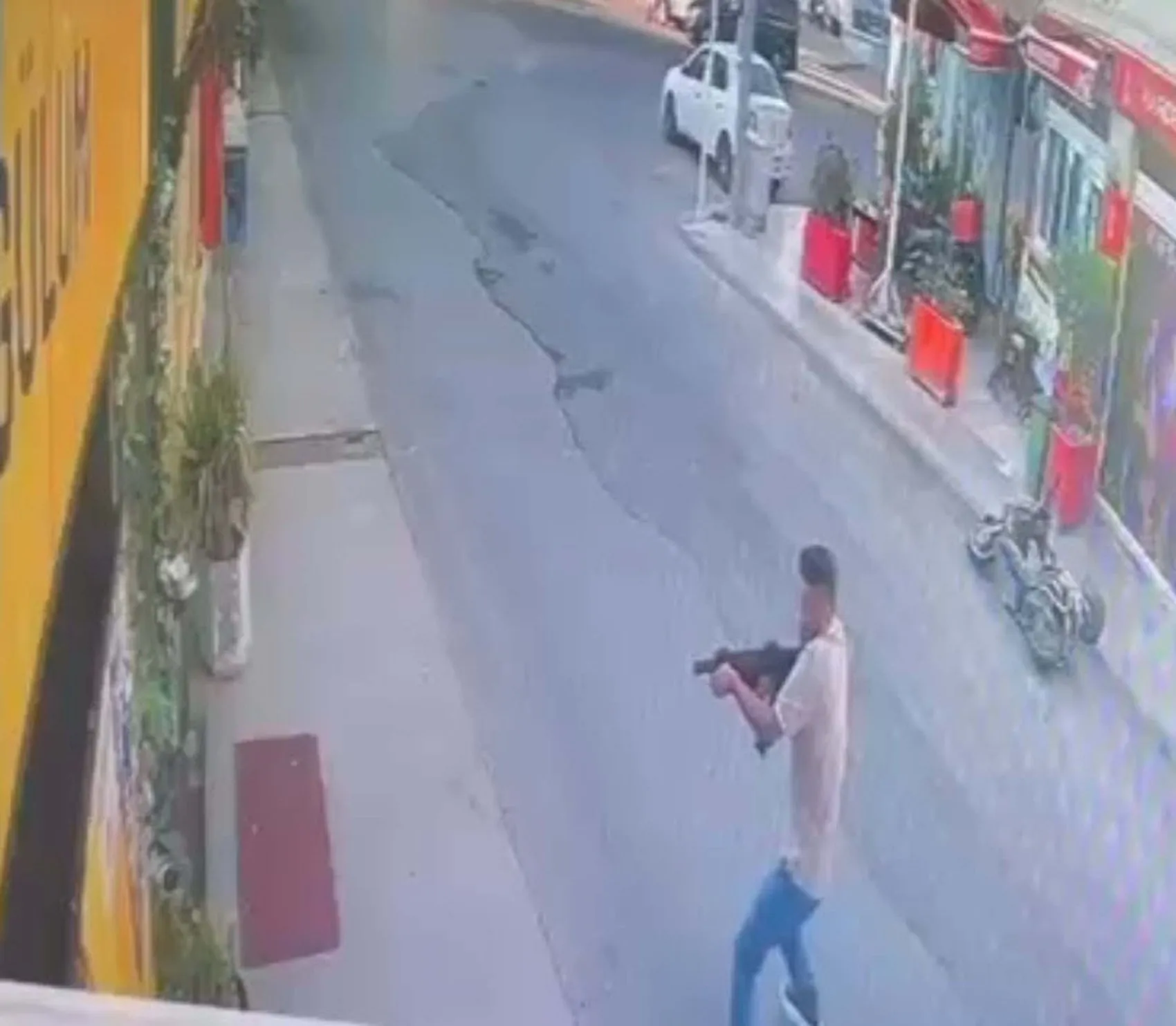 Bodrumda bir eğlence mekanını pompalı tüfekle taradı