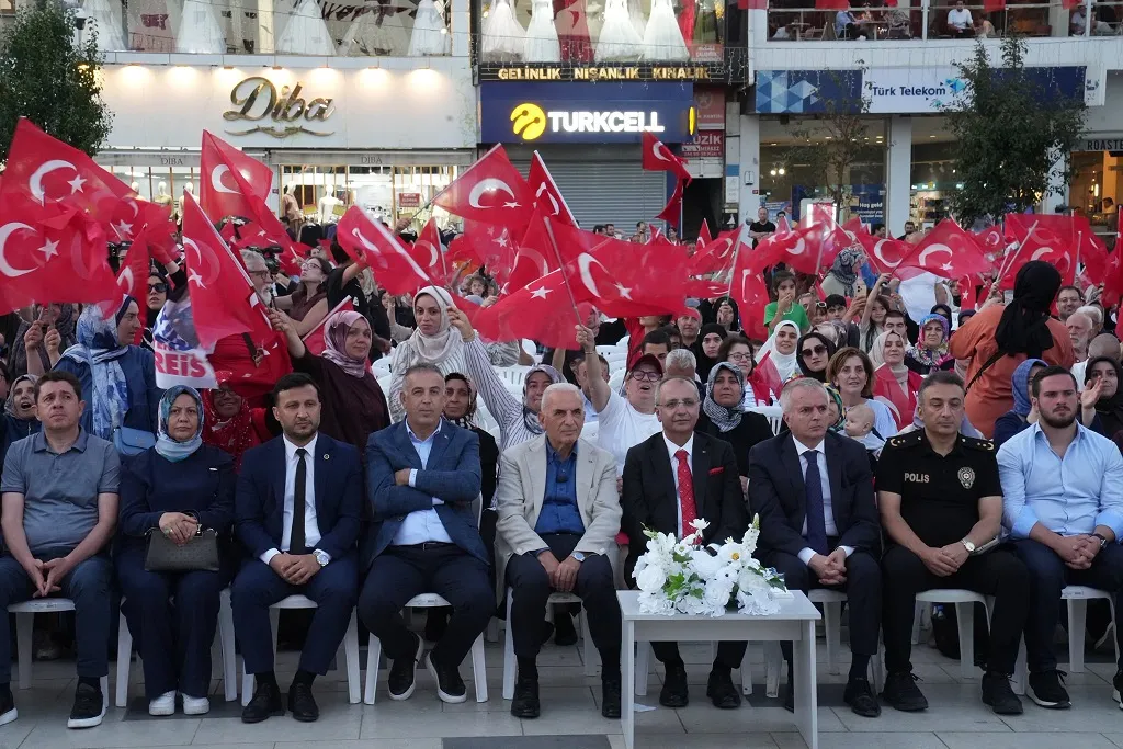 Ümraniye 15 Temmuz şehitlerini meydanda andı