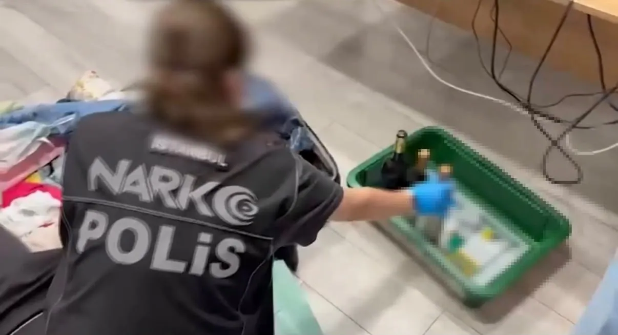 Şarap şişesinde 10 kilo uyuşturucuya havalimanı engeli