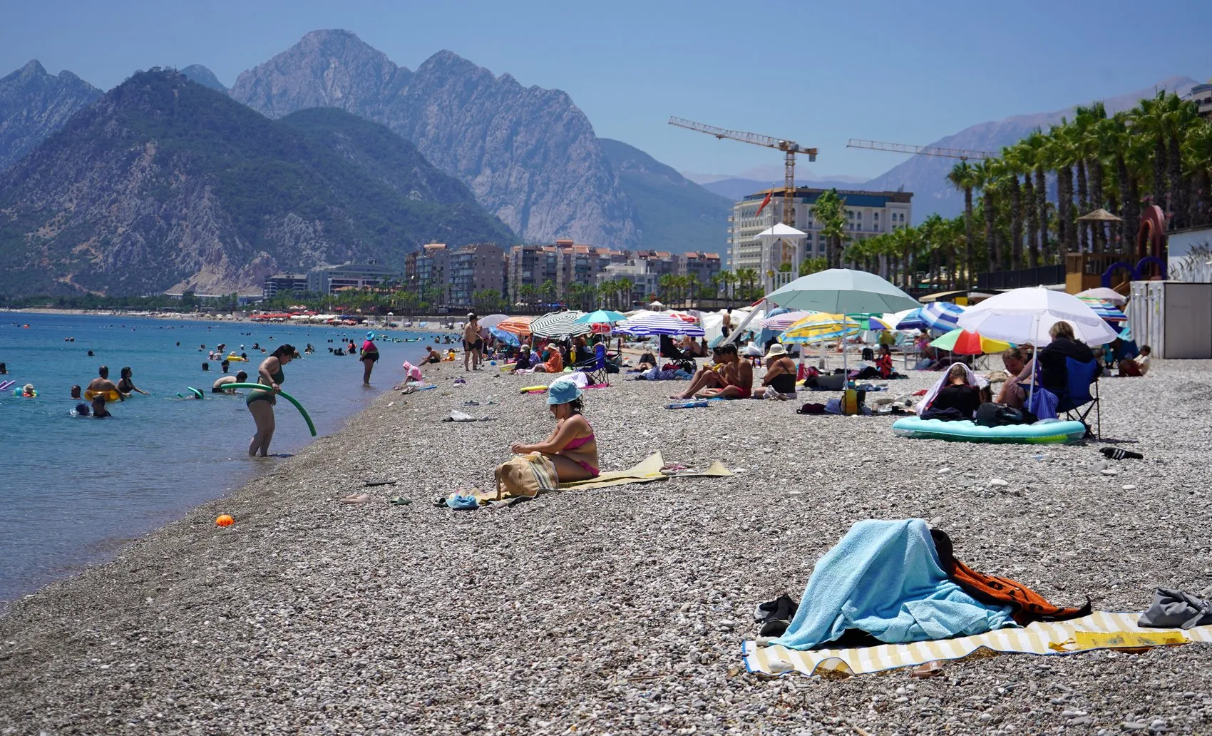 Antalya kavurucu sıcaklarla imtihan veriyor