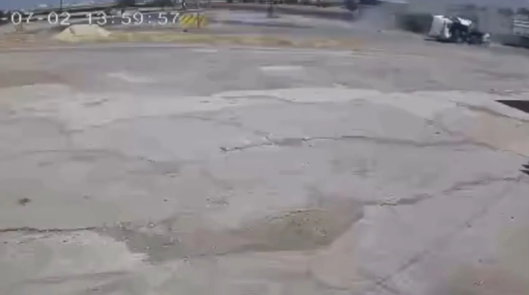 Viranşehir kara yolunda kamyona çarpan TIR'ın kabini koptu