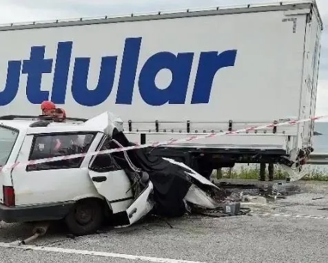 Giresun'da park halindeki tıra çarpan otomobilde bir kişi can verdi