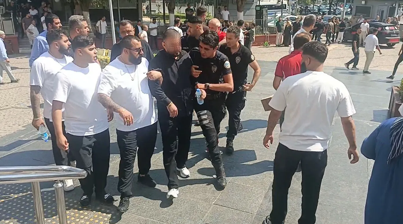 Bursa Adliyesi önünde taraflar birbirine girdi
