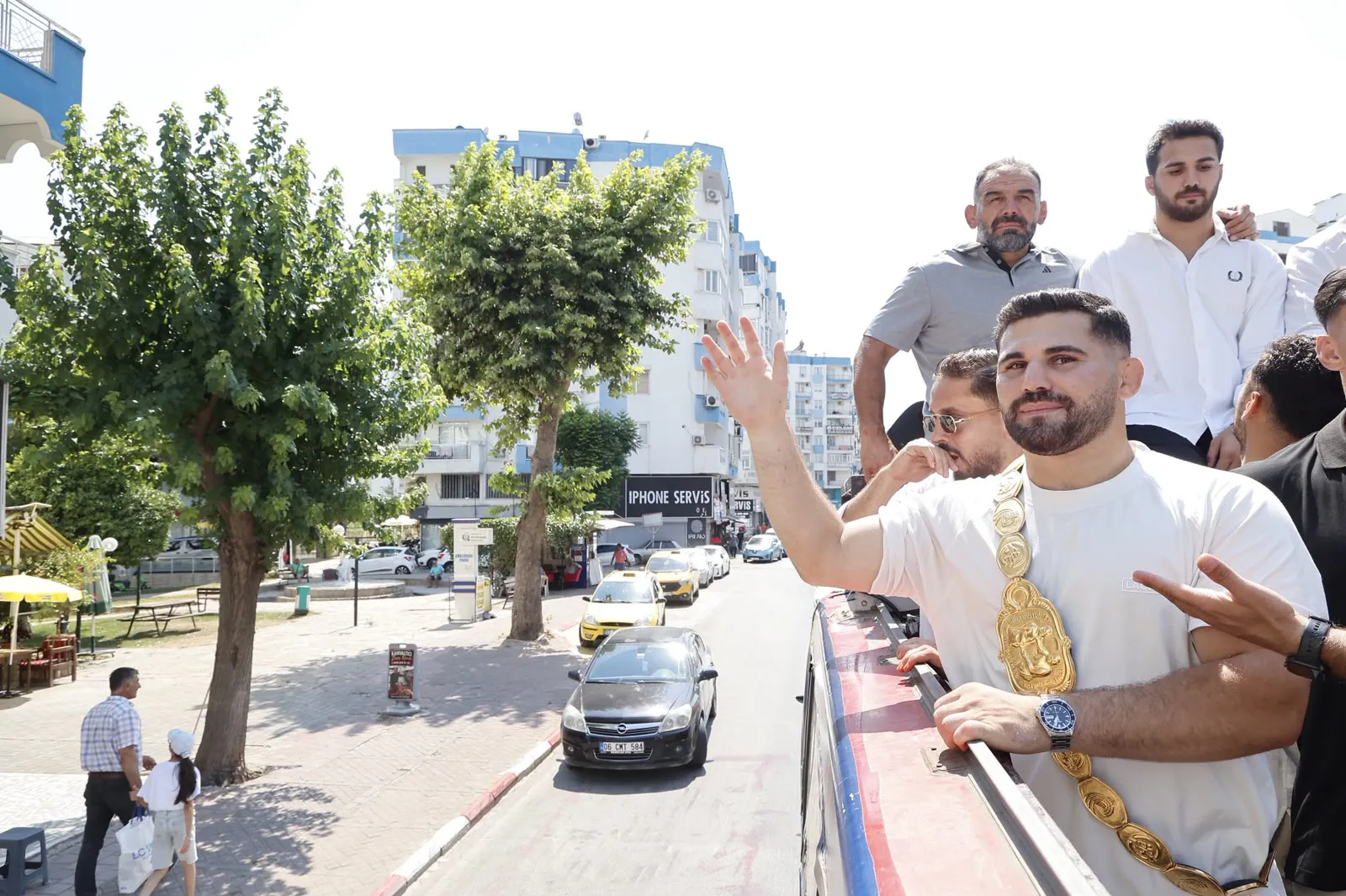 Kırkpınar şampiyonu Erkan Taş Antalya’ya altın kemerle döndü