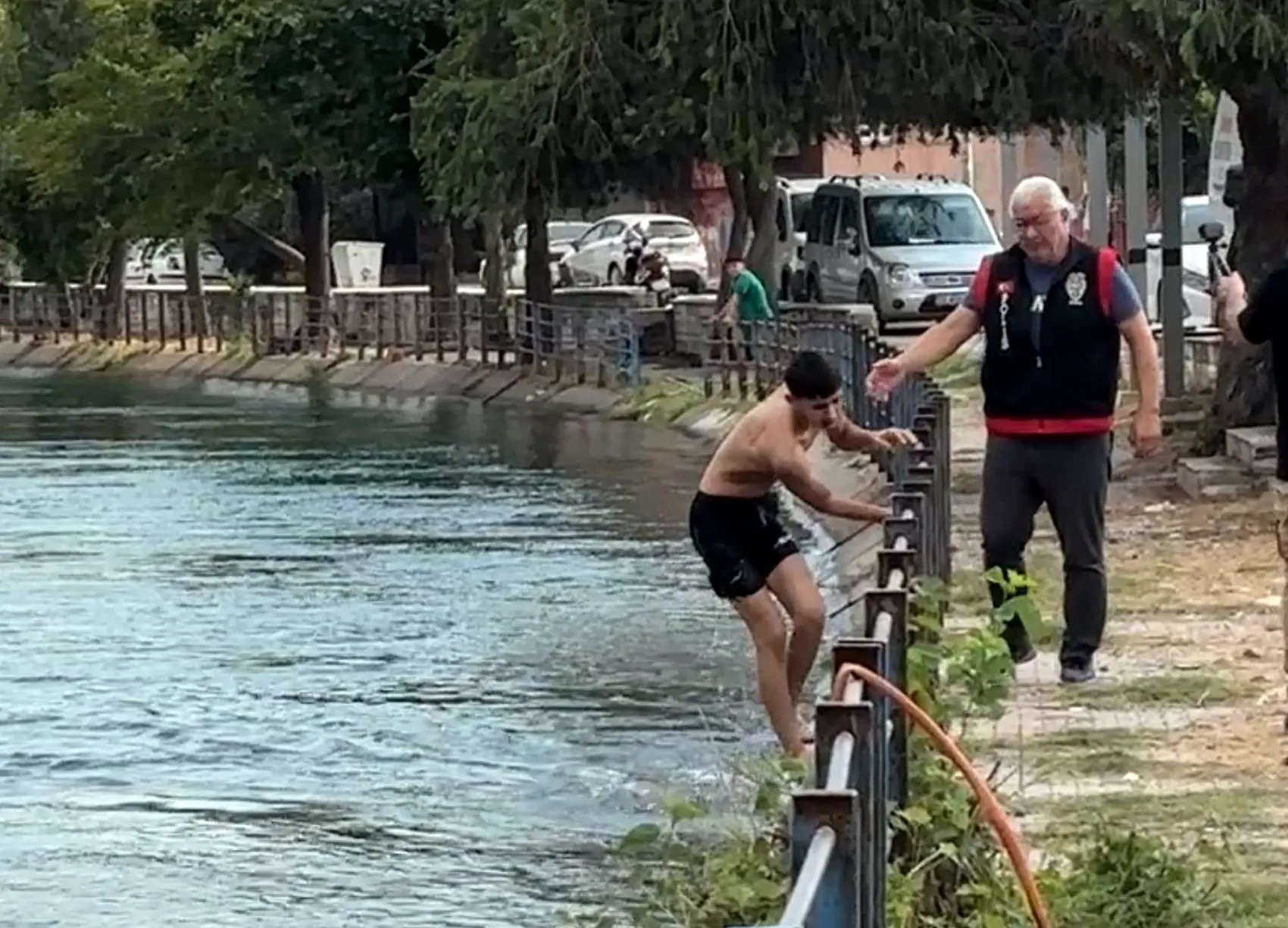 Adana'da tehlikeli serinleme arayışına polis müdahalesi