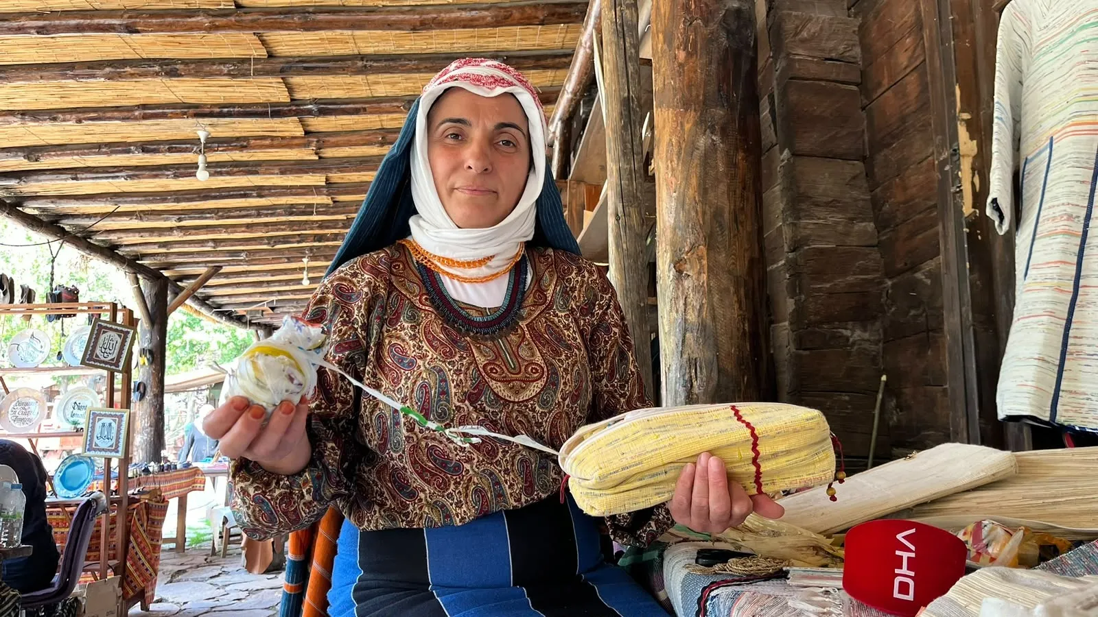 Atık poşetleri dokuma tezgahında sanata dönüştürüyor