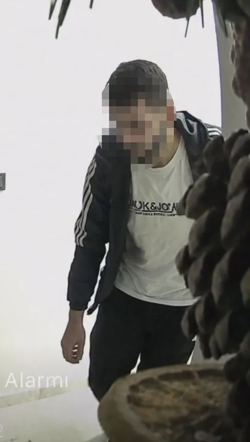 Başakşehir’de apartman hırsızı kapı önlerini boşalttı