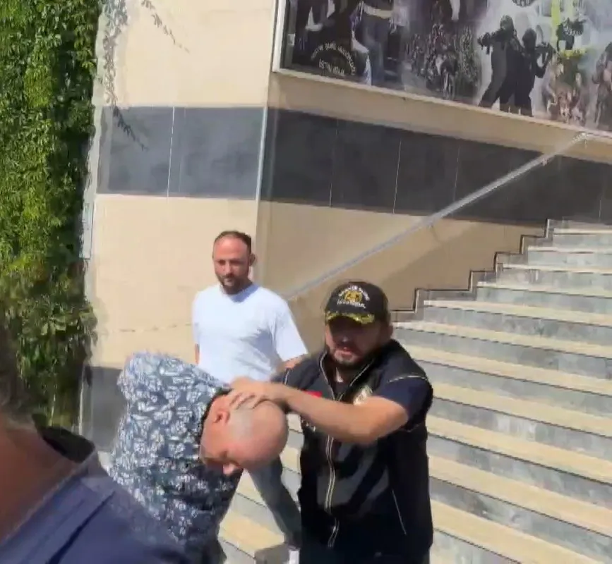 Zeytinburnu'nda araçtaki binlerce avroyu çalan hırsız yakalandı