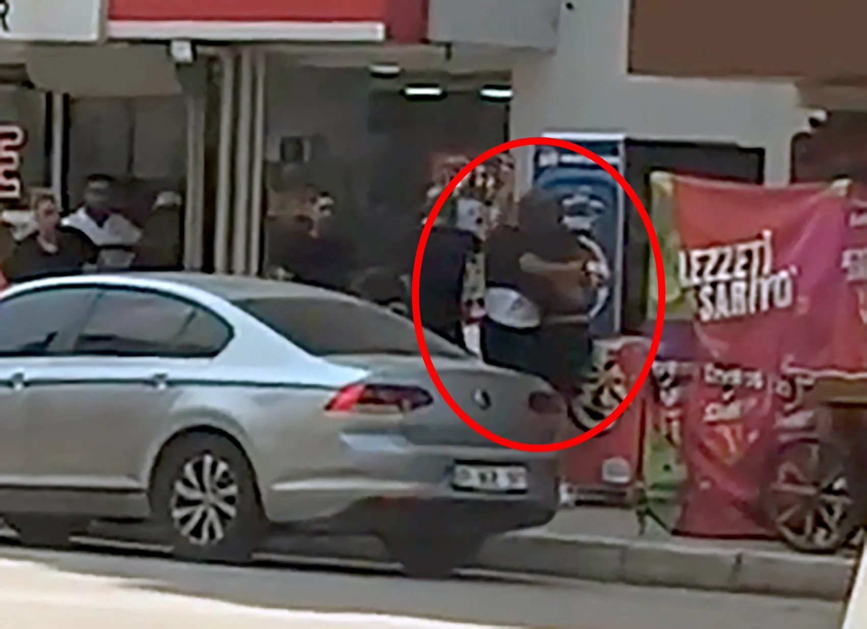 Adana'da tekel bayisinde tüfekli kavga kamerada