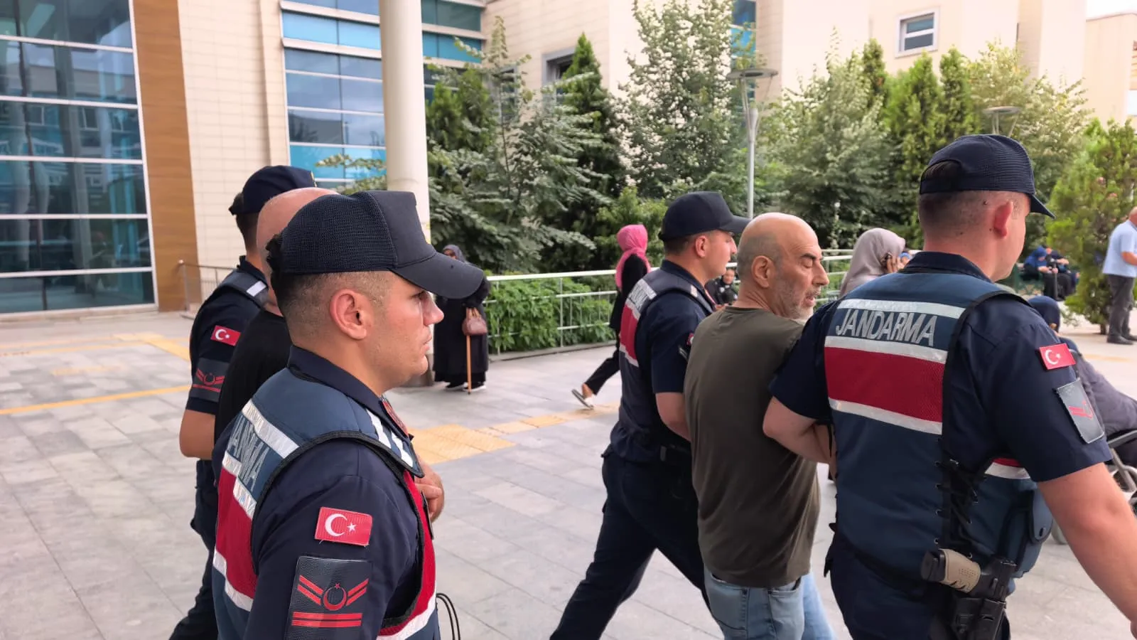 Yönetmen Ezel Akay uyuşturucu operasyonu kapsamında adliyeye sevk edildi