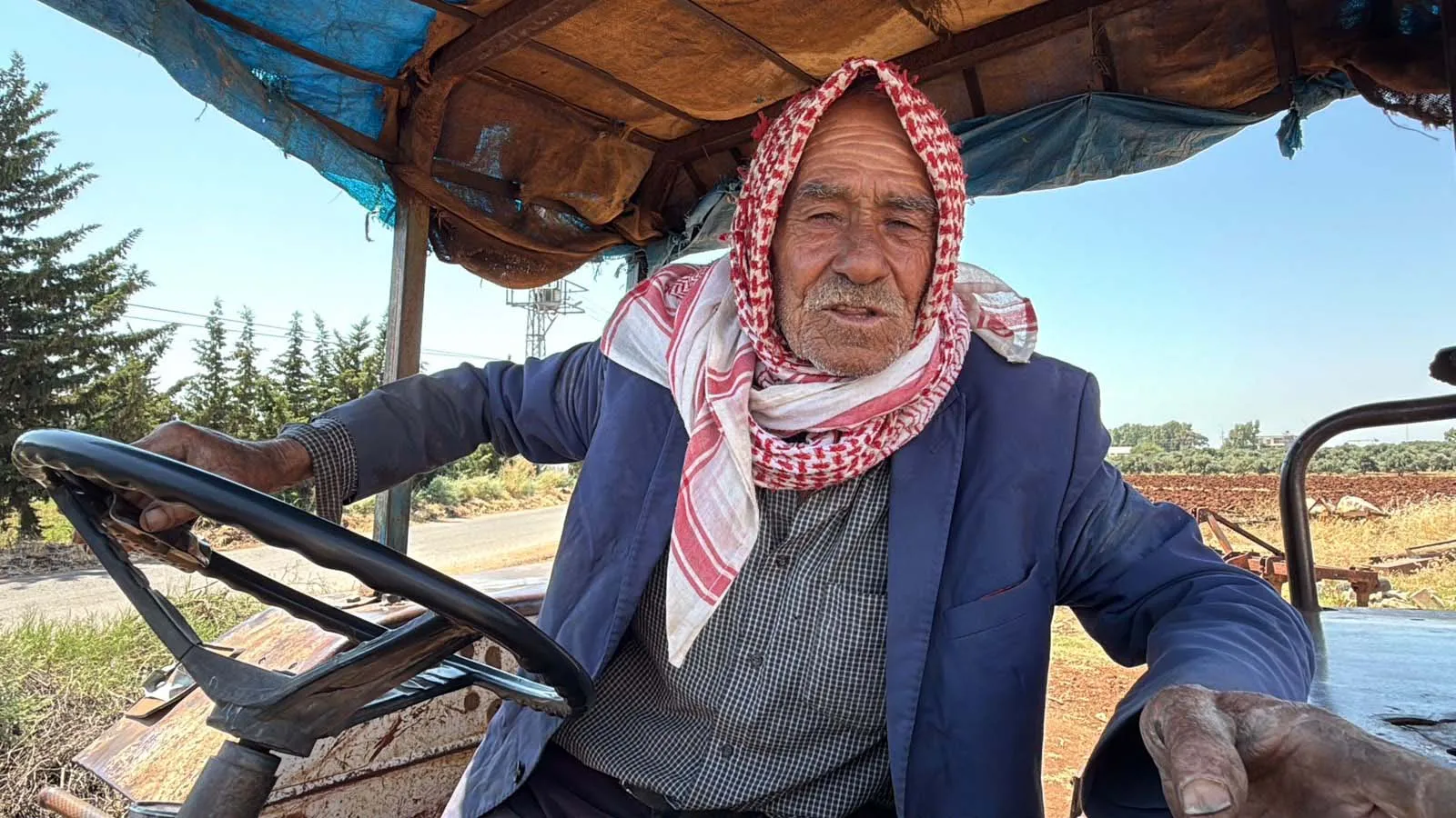 Yarım asırdır aynı traktörle tarlasını sürüyor
