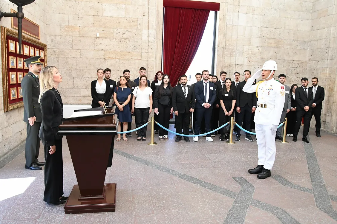 TİKAV bursiyerleri Ankara’da Ata’nın huzuruna çıktı