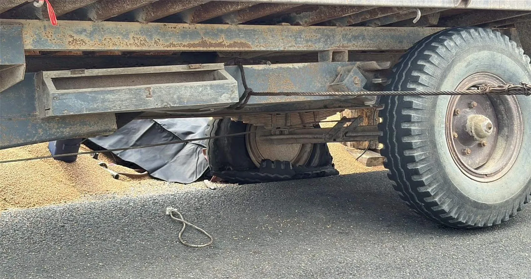 Tekirdağ'da traktör römorku tamir sırasında devrildi