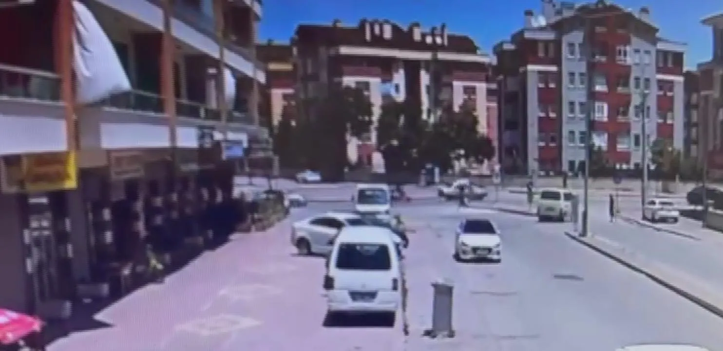 Konya’da trafiği hiçe sayan minibüs sürücüsü kameraya yakalandı