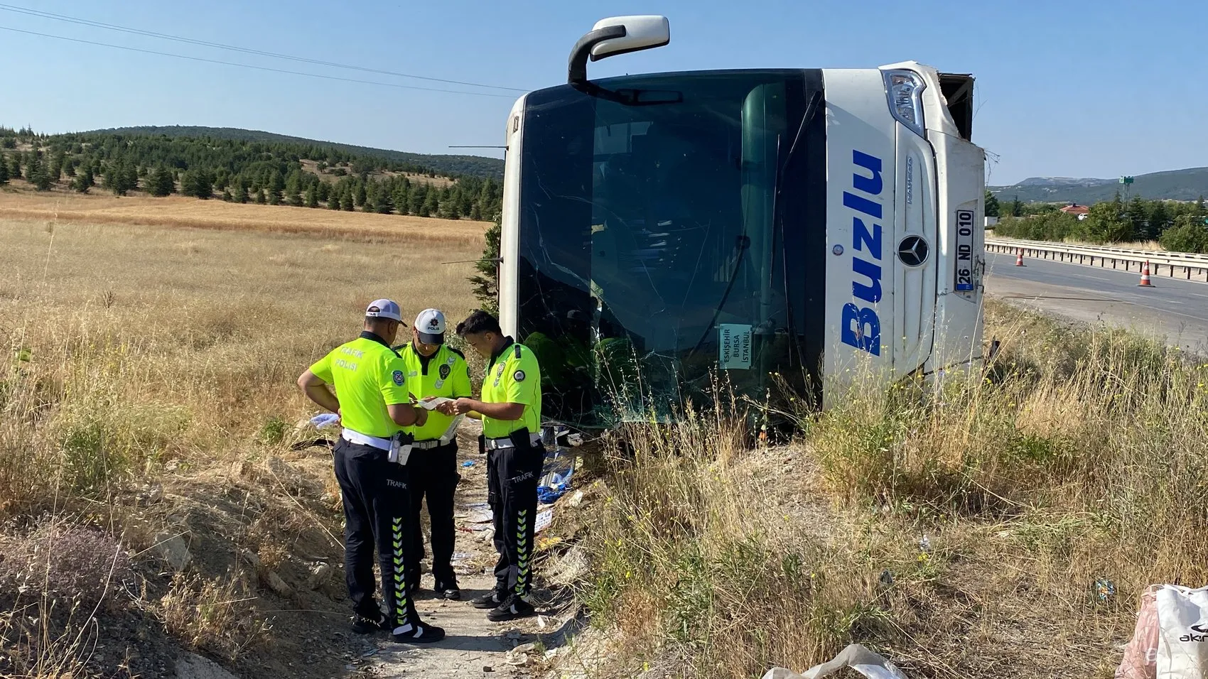 Eskişehir yolunda otobüs faciası 24 kişi hastaneye kaldırıldı