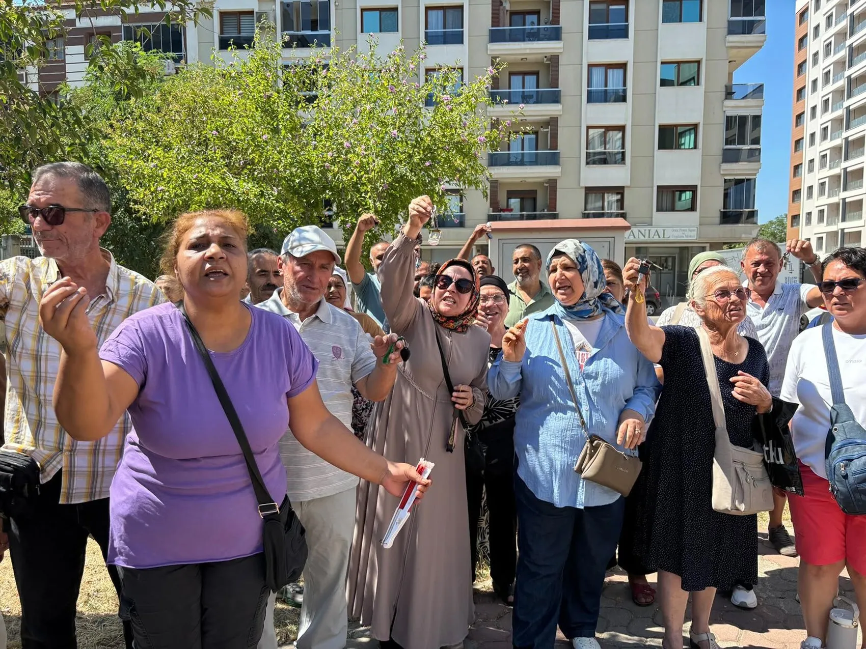 Örnekköy’de evlerini bekleyen hak sahipleri anahtar sallayarak eylem yaptı