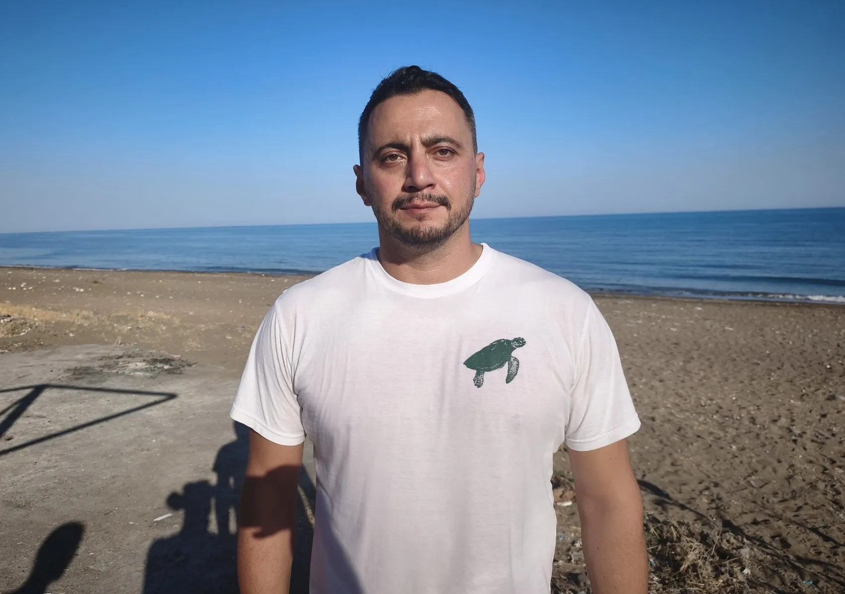 Mersin sahillerinde minik kaplumbağaların zorlu yolculuğu başladı