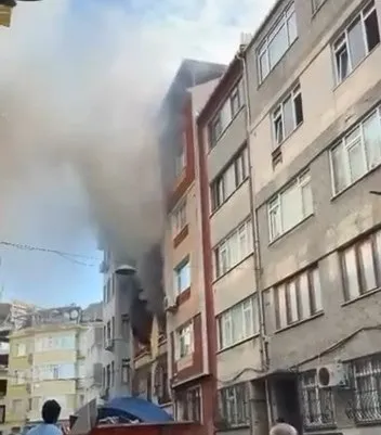 Fatih’te sabah paniği Alevlerin arasında kalan 4 kişi kurtarıldı