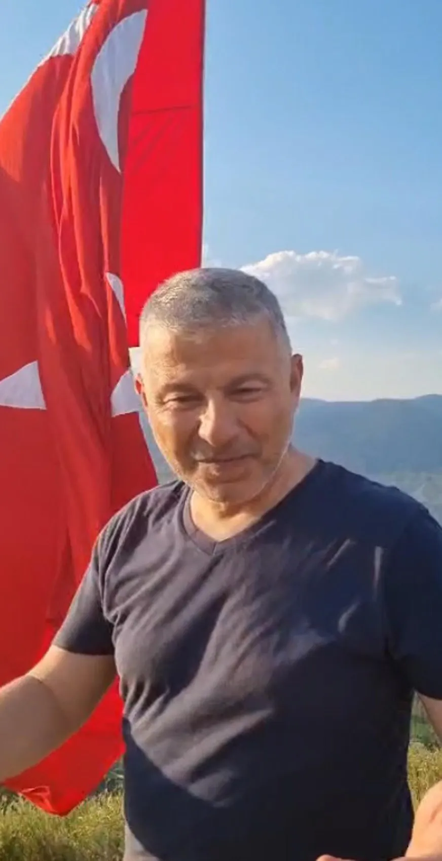 Oltu’da bir grup gönüllü Stare Dağı zirvesindeki bayrağı yeniledi
