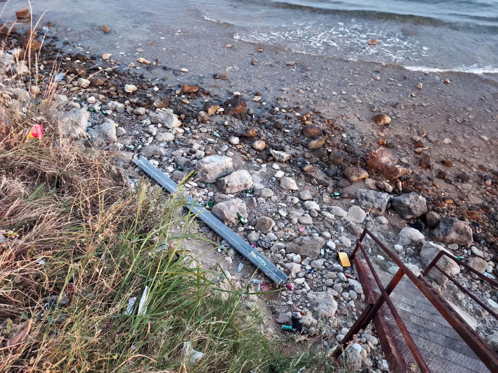 Edirne’de sahil kenarındaki bariyer koptu 2 kişi kayalıklara çakıldı