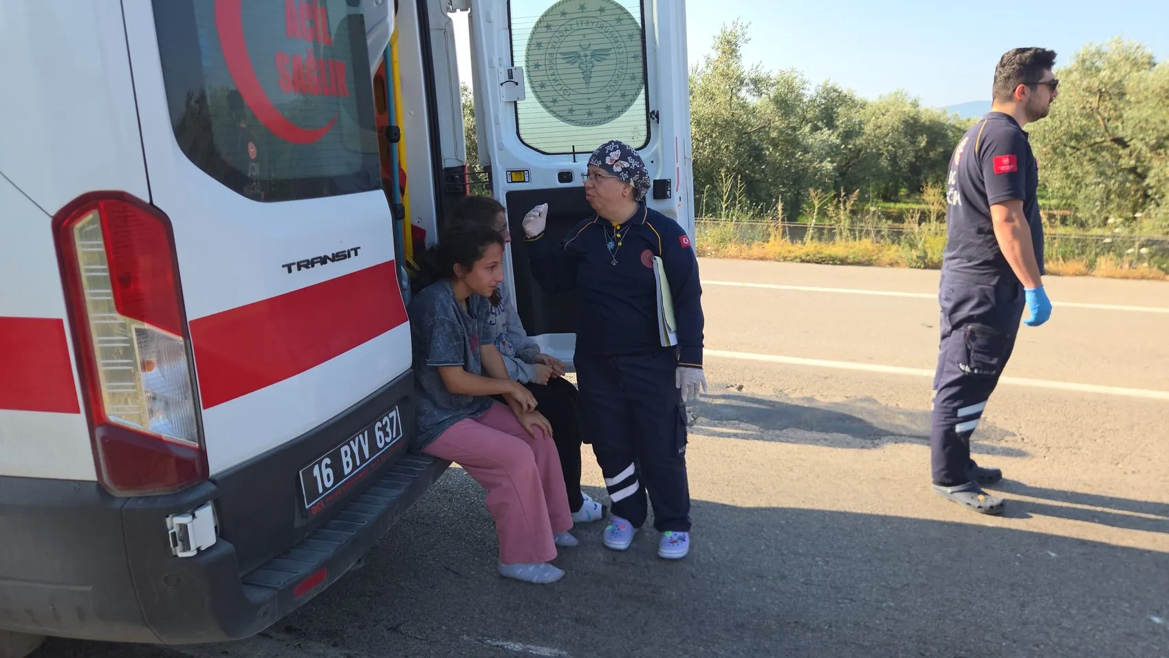 Orhangazi yolunda traktöre çarpan araç devrildi