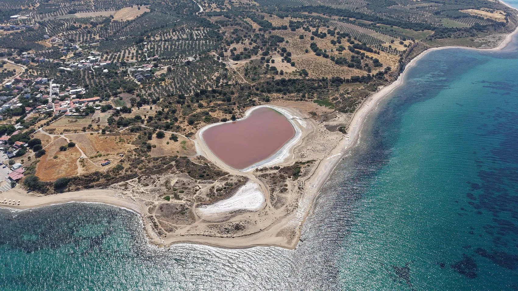 Çanakkale’nin meşhur Kalpli Gölü yeniden pembe renge döndü