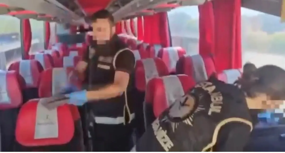 Tuzla’da durdurulan otobüsün içinden cephanelik çıktı