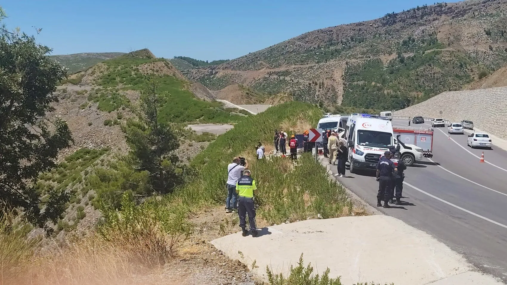 Antalya yolunda feci kaza Bir aile uçuruma yuvarlandı