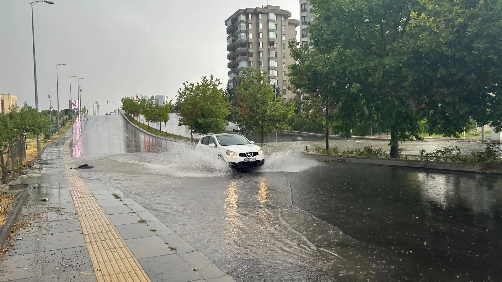 Başkentte sabah trafiğini felç eden sağanak