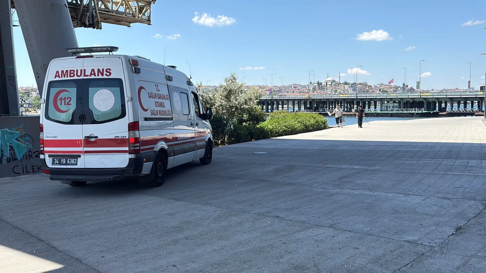 Haliç'te tur teknesi köprüye çarptı, bir çalışan denize düştü