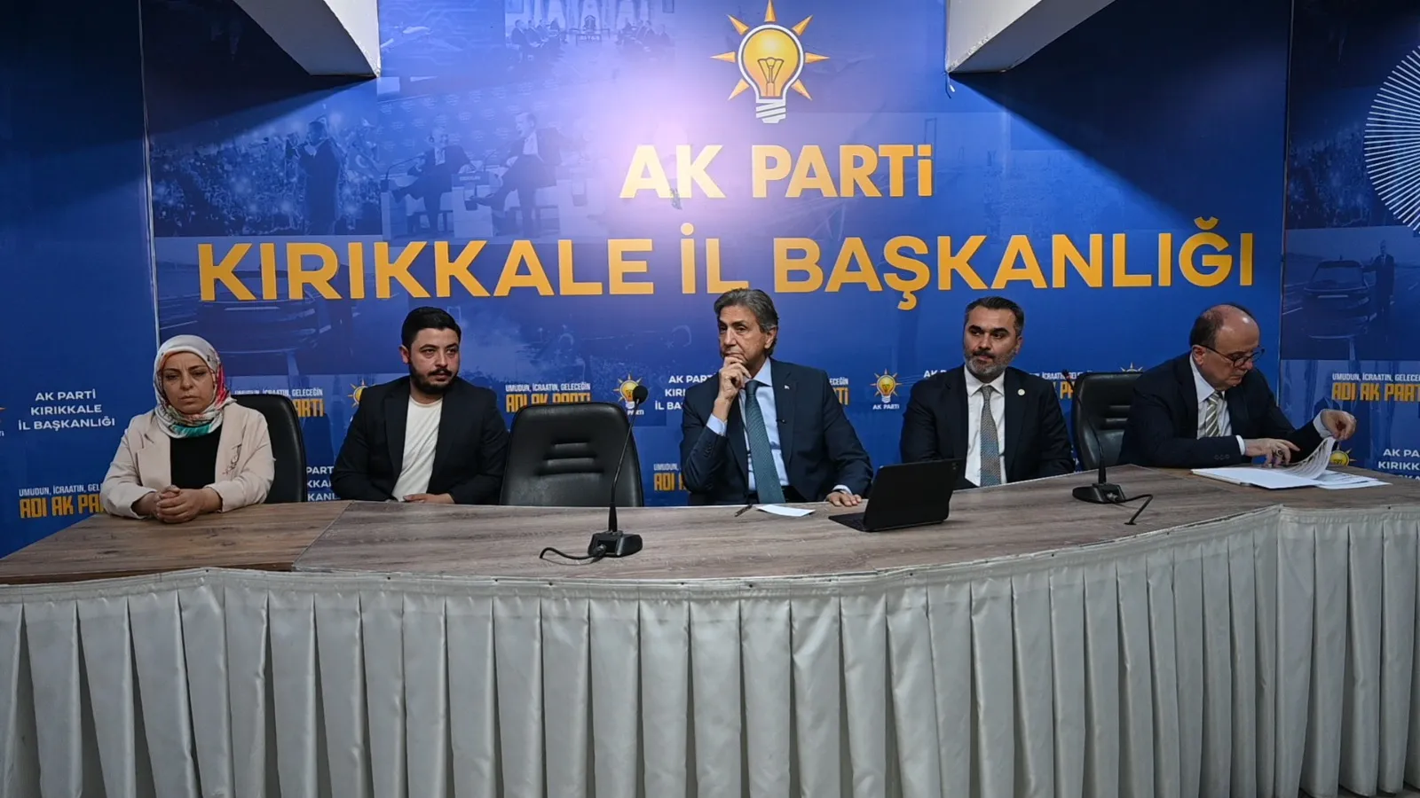 AK Parti’den teşkilatlara yerel yönetim uyarısı