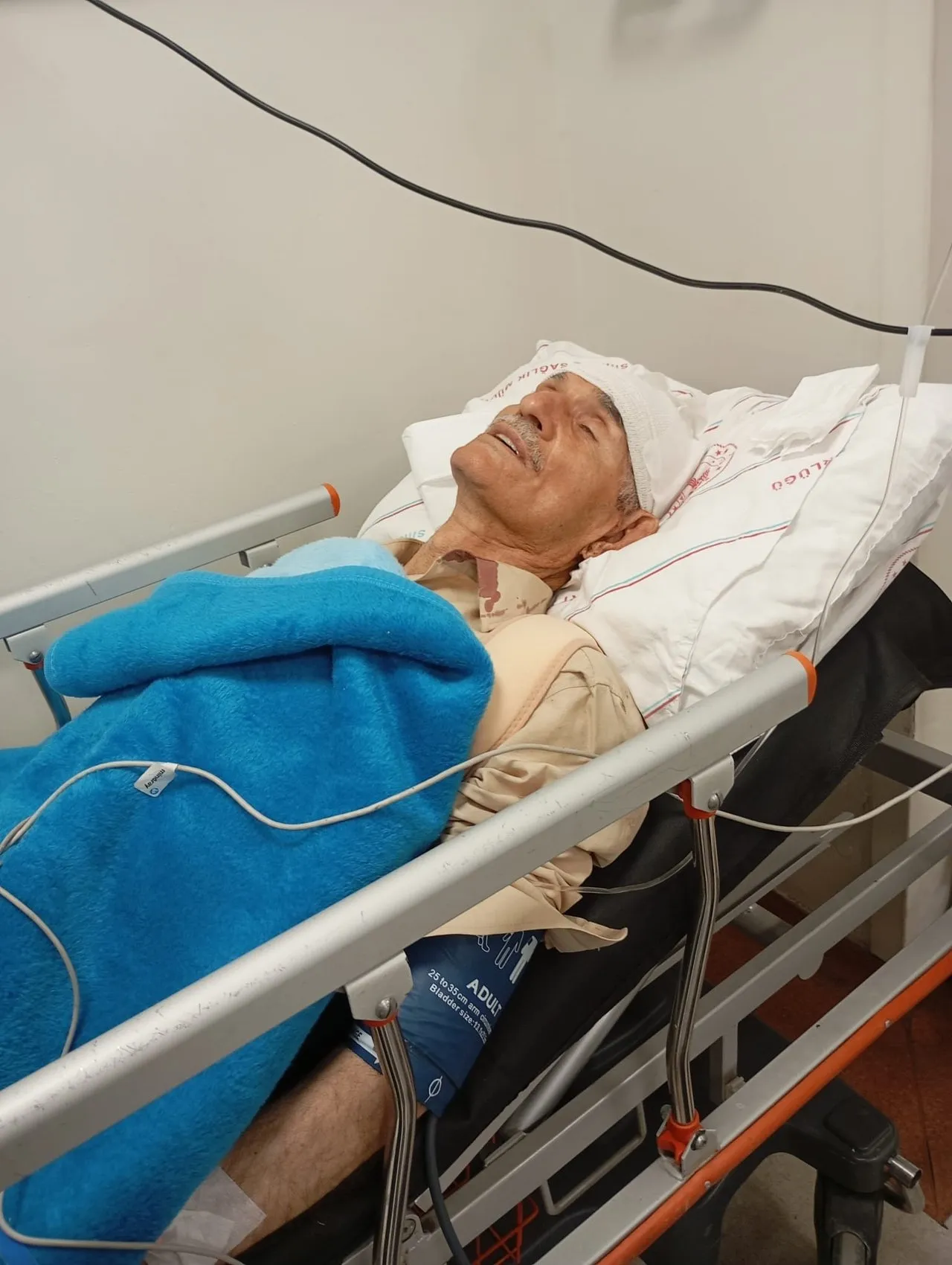 Eruh’ta yaşlı adam evinin önündeki duvardan düşerek ağır yaralandı
