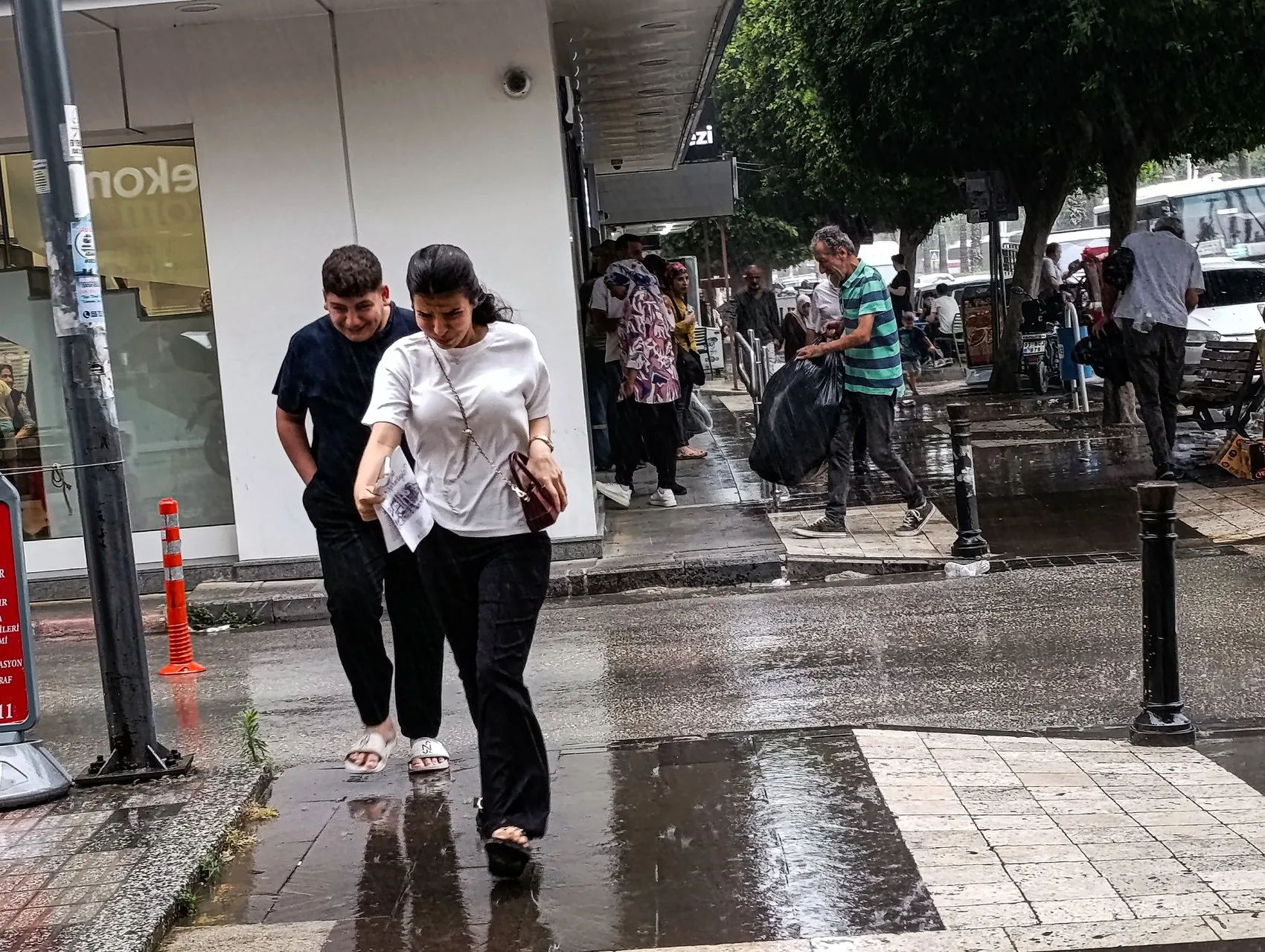 Adana'da temmuz ortasında aniden bastıran sağanak hayatı felç etti