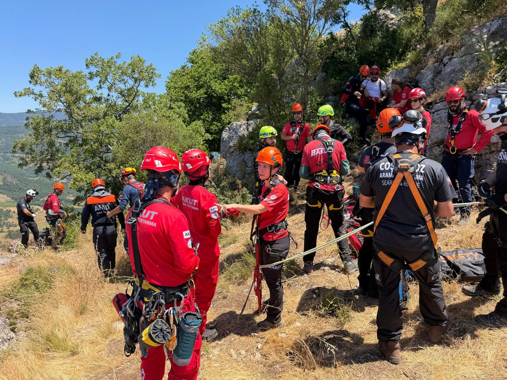 Bursa'da ekipler sarp kayalıklarda nefes kesen kurtarma operasyonu yaptı