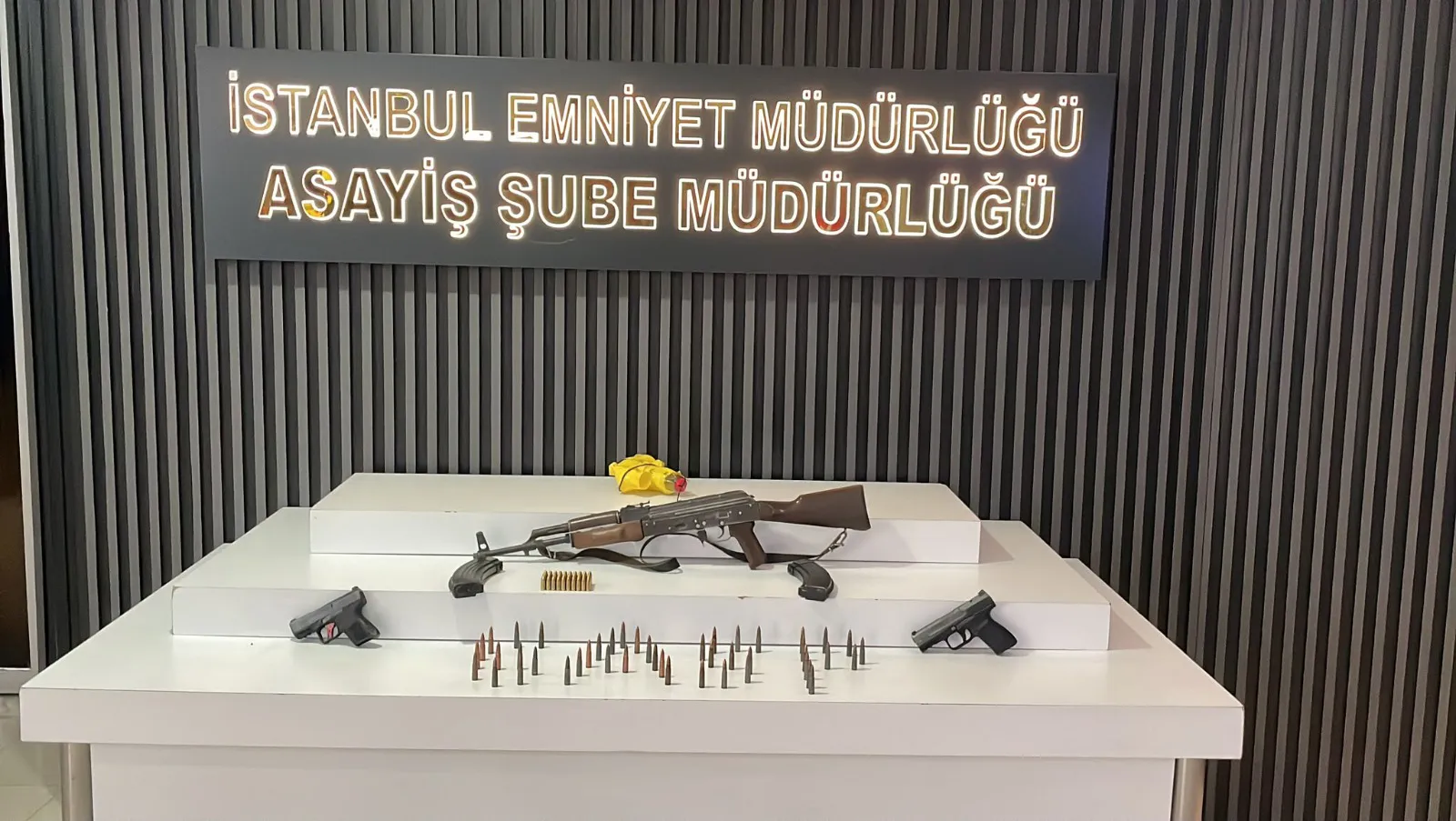 Eyüpsultan’da motosikletli şüphelinin üzerinden uzun namlulu silah çıktı