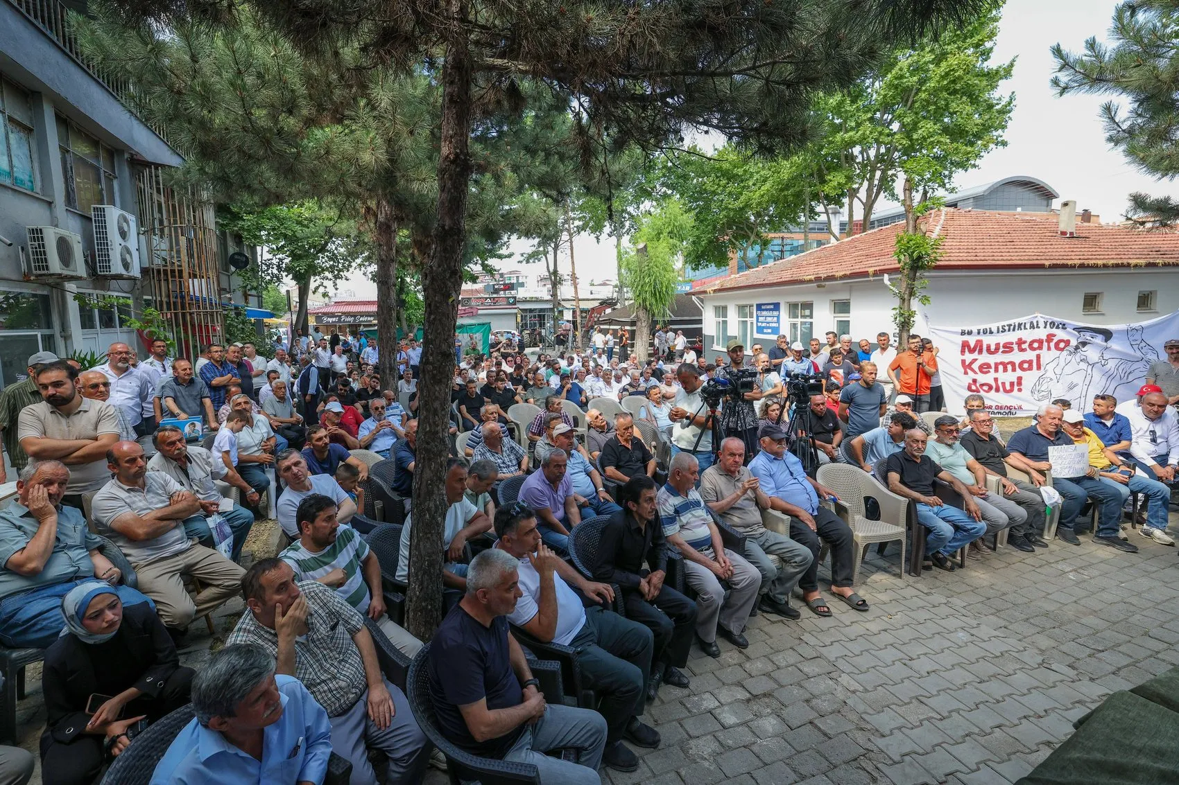 Özgür Özel esnafın kredi isyanına dikkat çekti