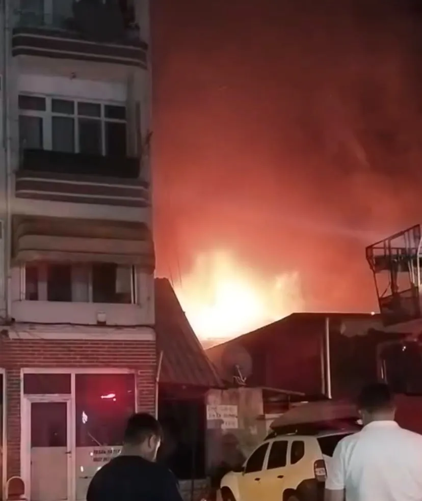 Samsun Tekkeköy'de boya deposu alevlere teslim oldu