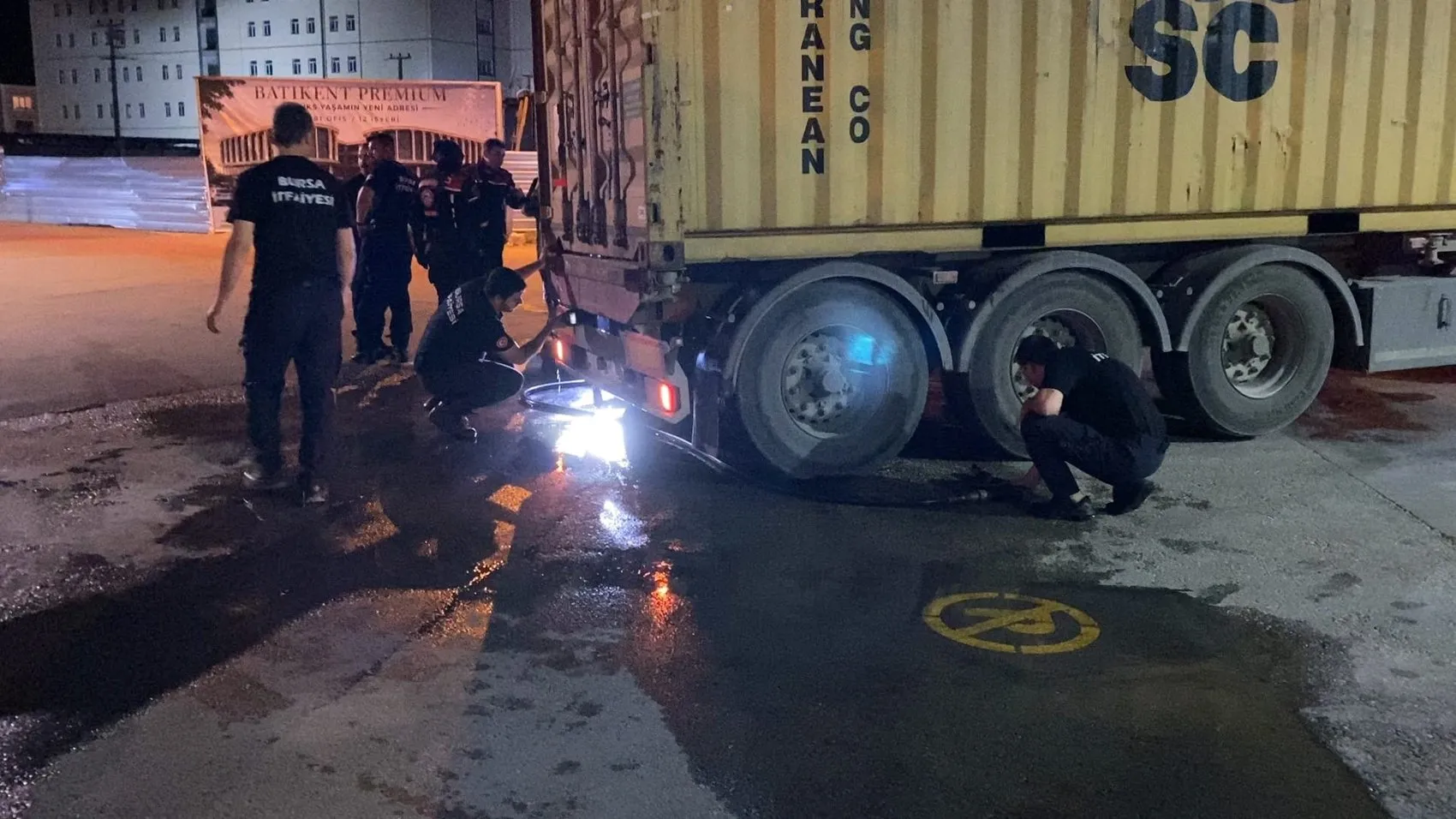 Yanan TIR ile şehre girdi ve itfaiye bahçesinde durdu